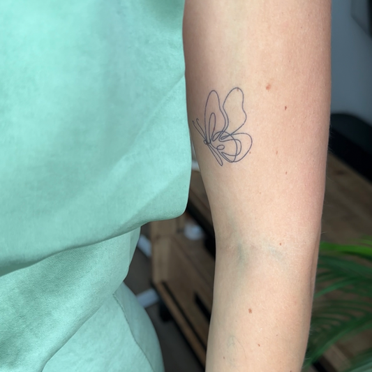 Tatuaje temporal mariposa fineline