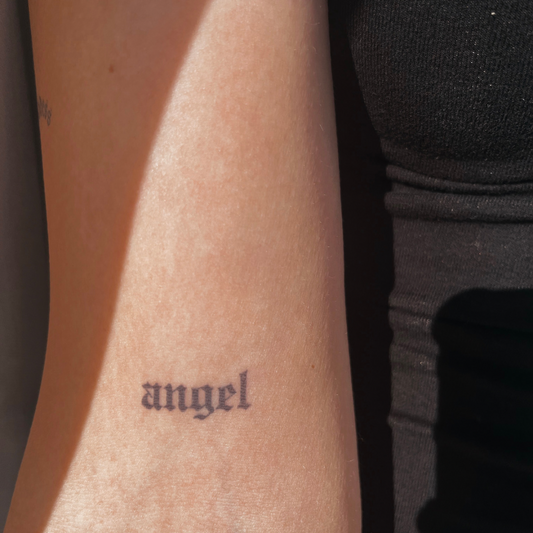 Tymczasowy tatuaż anioła