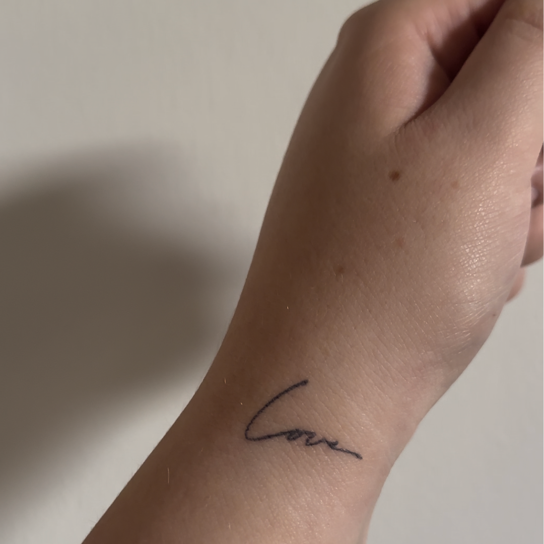 Tymczasowa miłość do tatuażu
